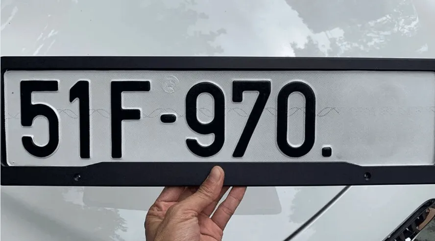 Ép biển số ô tô khung nhựa đen