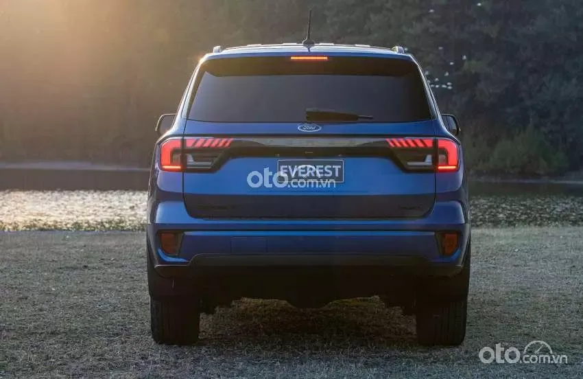 Đuôi xe Ford Everest với dải đèn LED thanh mảnh nối liền hai bên.