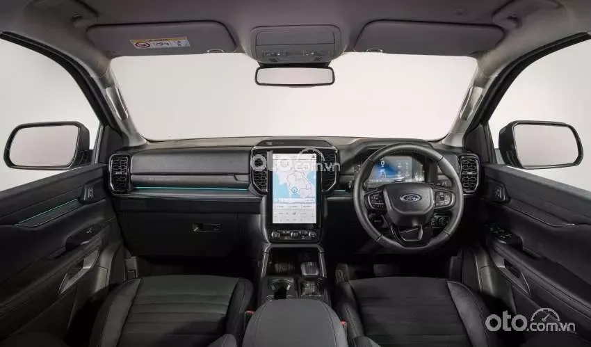 Nội thất Ford Everest 2026 sang trọng với màn hình dọc cỡ lớn.