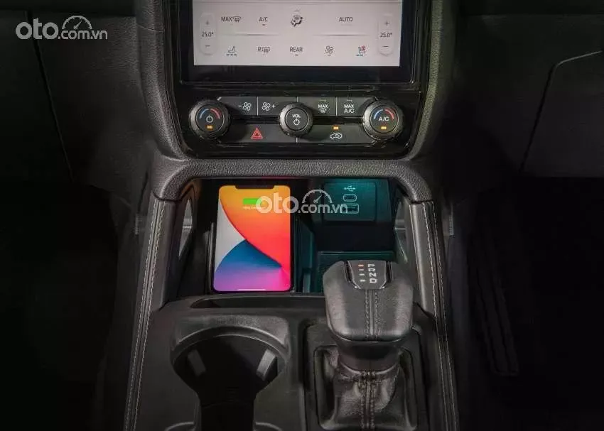 Tiện ích sạc không dây hiện đại trên Ford Everest.