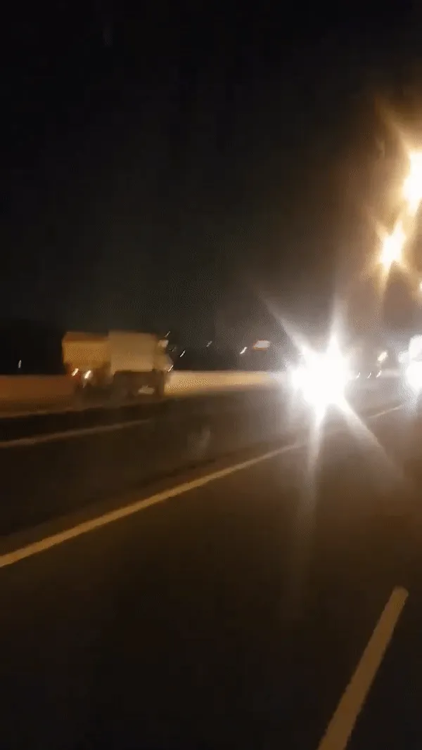 Khoảnh khắc xe ben di chuyển trong làn khẩn cấp, cần lưu ý kích thước tổng thể để tránh va chạm.