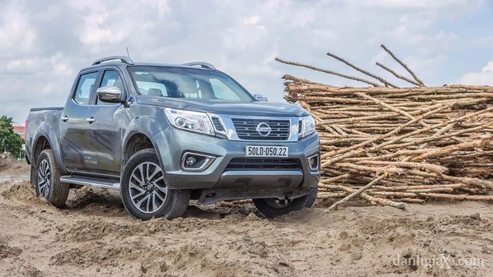 Nissan NP300 Navara với thiết kế hầm hố nam tính, giá bán cạnh tranh ở phân khúc giá các dòng xe bán tải tại việt nam