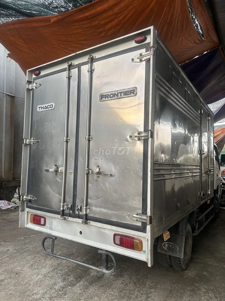 Đuôi xe Kia K165 2015 gắn bửng và hệ thống đèn hậu tiêu chuẩn còn nguyên bản