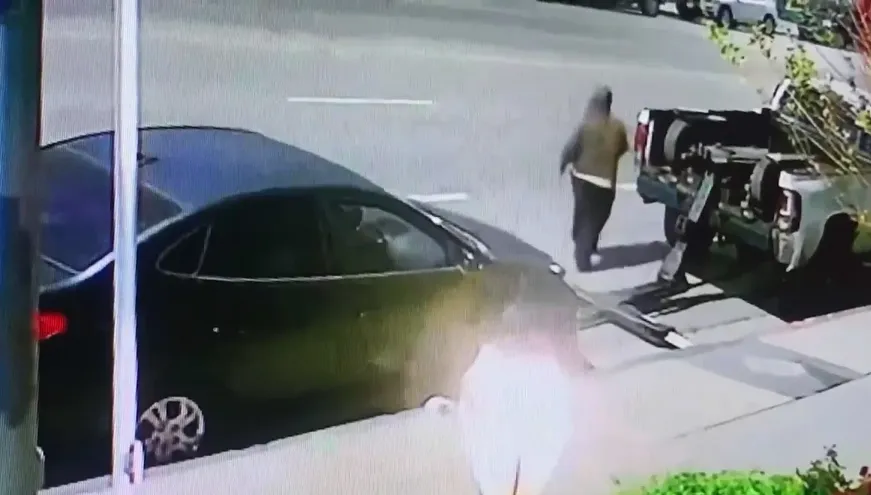 Xe cứu hộ chuyên nghiệp đang nâng và kéo xe ô tô bị hỏng