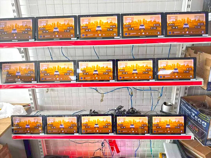 Kỹ thuật viên Thành Phát Auto tập trung cao độ trong quá trình thi công cách âm khoang động cơ