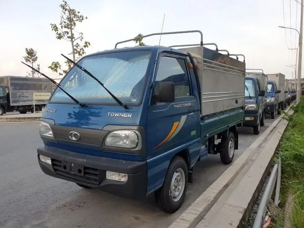 Xe tải Thaco Towner 800 thùng mui bạt với thiết kế gọn nhẹ phù hợp vận chuyển nội thành
