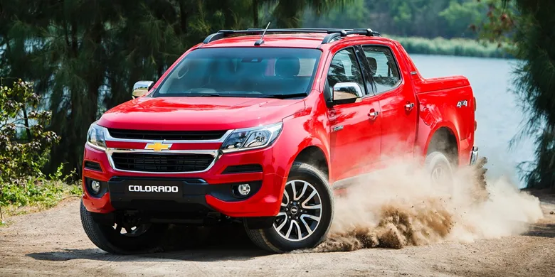 Chevrolet Colorado màu trắng đang dừng đỗ, thể hiện thiết kế cơ bắp và mạnh mẽ