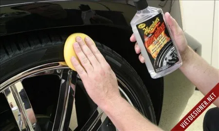 Vỏ xe ô tô được đánh bóng sáng bóng, cho thấy hiệu quả của dung dịch chuyên dụng