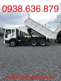 Thùng xe ben Daewoo được nâng lên, thể hiện cơ cấu nâng ben mạnh mẽ và bền vững