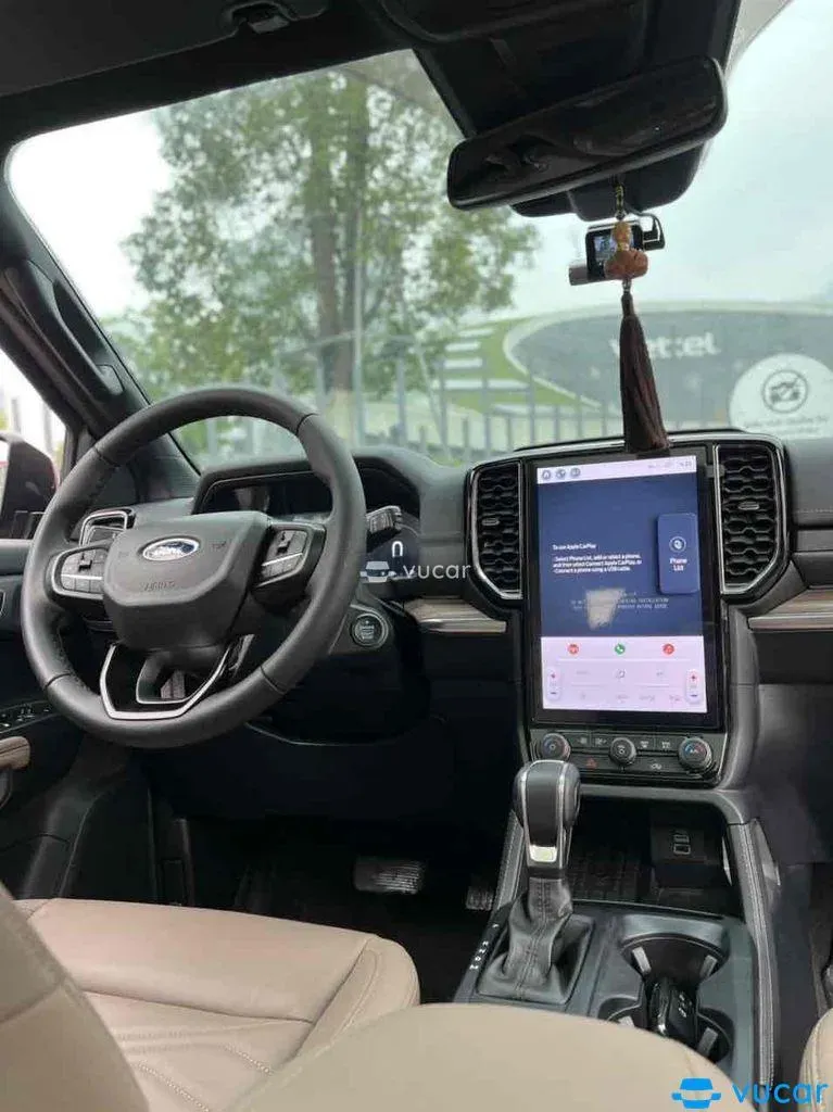 Ford Everest 2023 thu hút với màn hình giải trí cảm ứng cỡ lớn.