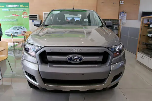 Ngoại thất Ford Ranger 2018 nhìn từ góc ngang, thể hiện sự cứng cáp của thân xe
