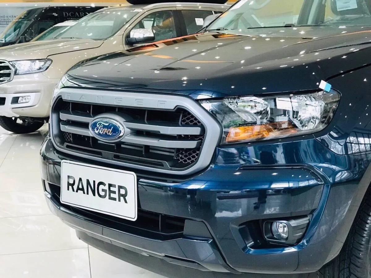 Mặt trước của chiếc Ford Ranger 2020 với đèn pha được bật sáng