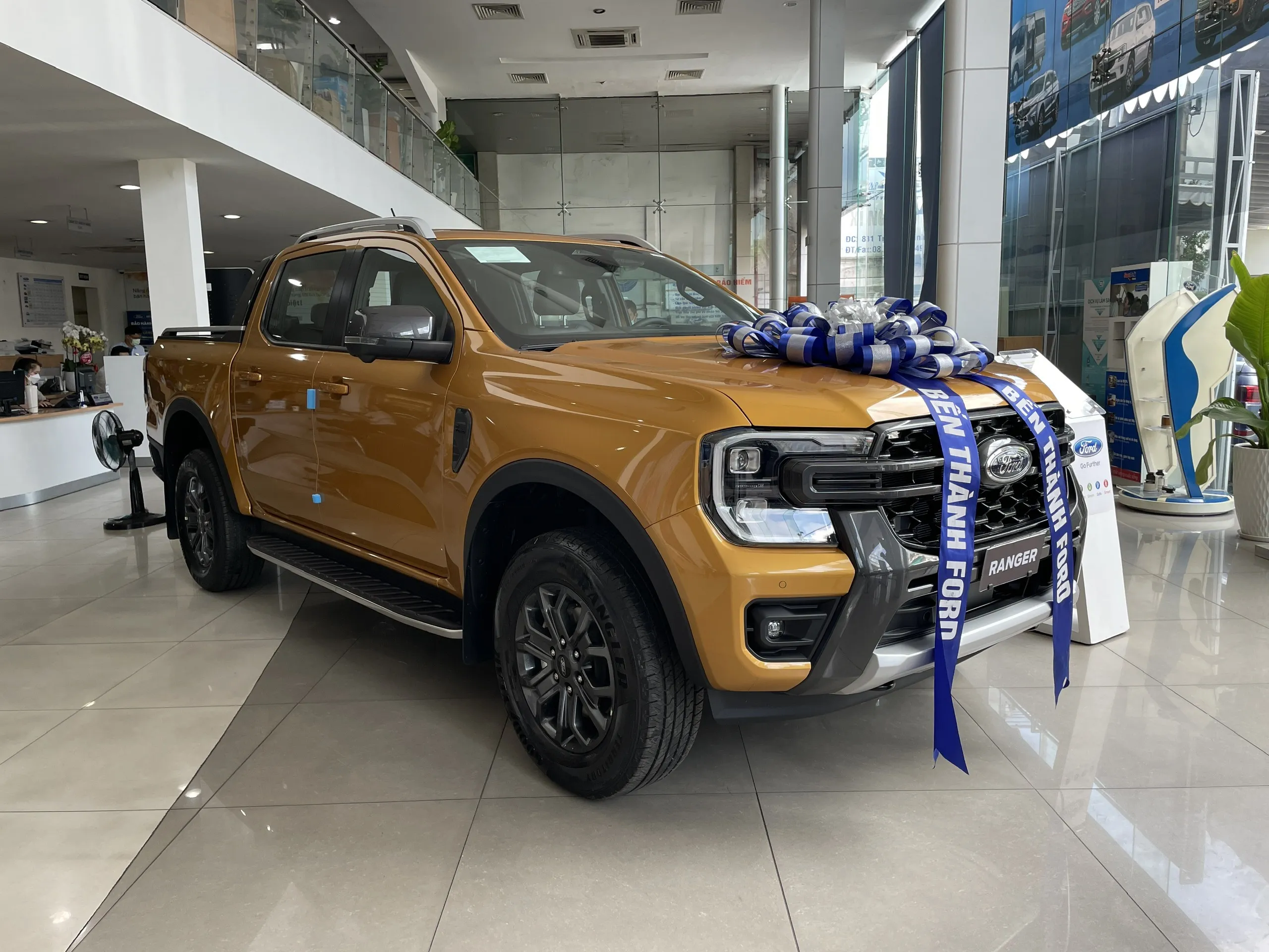 Hình ảnh xe bán tải Ford Ranger Wildtrak 2024 màu vàng Luxe nhìn từ góc nghiêng
