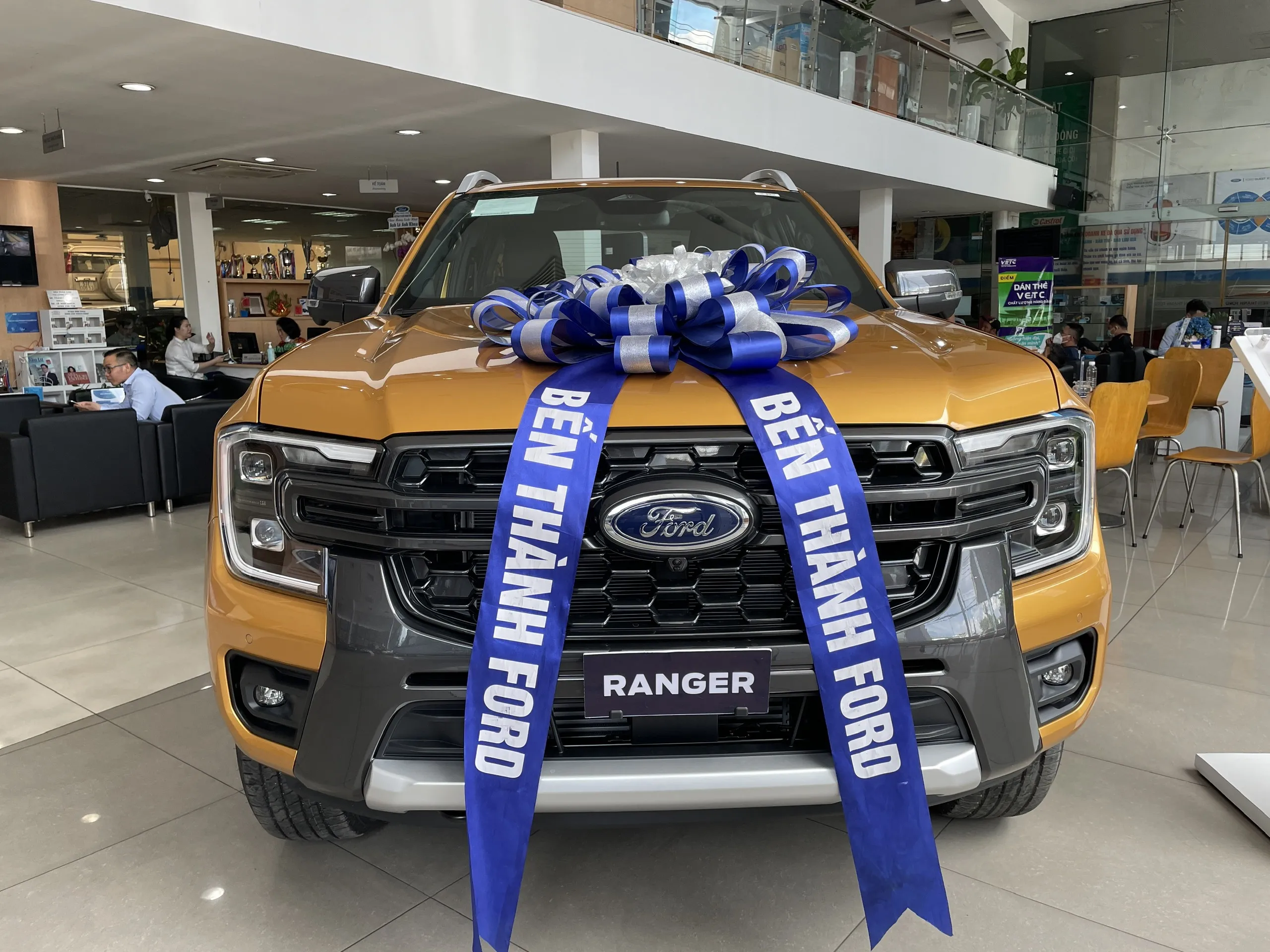 Hình ảnh xe bán tải Ford Ranger Wildtrak 4x4 2023 màu vàng Luxe góc ngang
