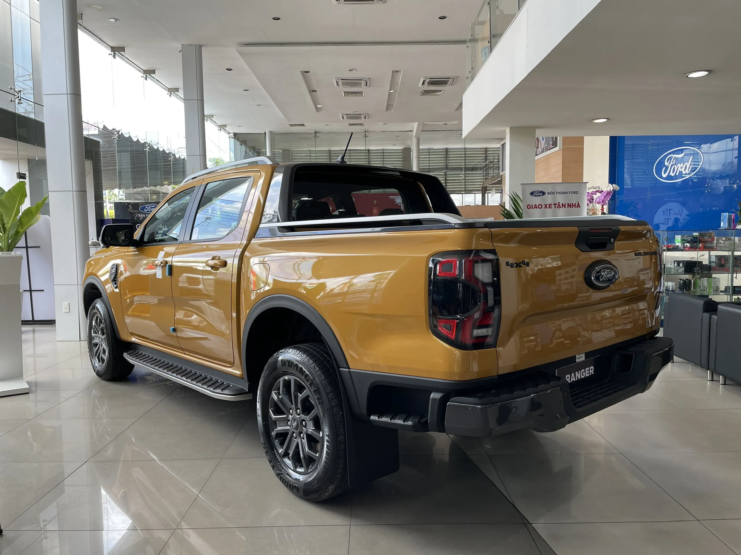 Hình ảnh xe bán tải Ford Ranger Wildtrak 4x4 2023 màu vàng Luxe chi tiết mặt trước