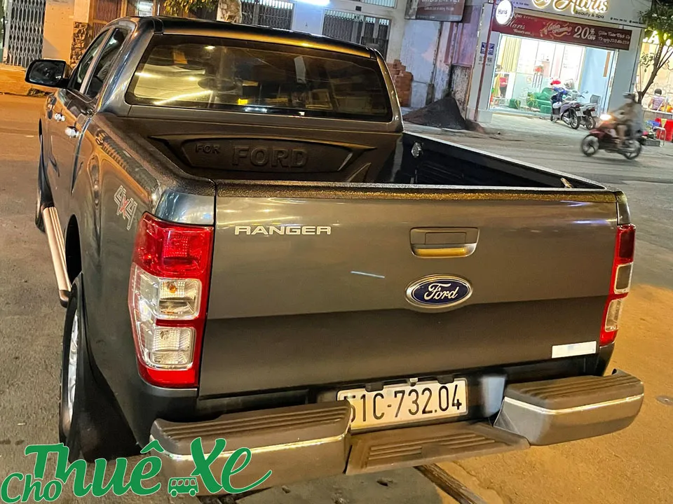 Nội thất sang trọng của xe Ford Ranger, mẫu xe cho thuê tự lái phổ biến