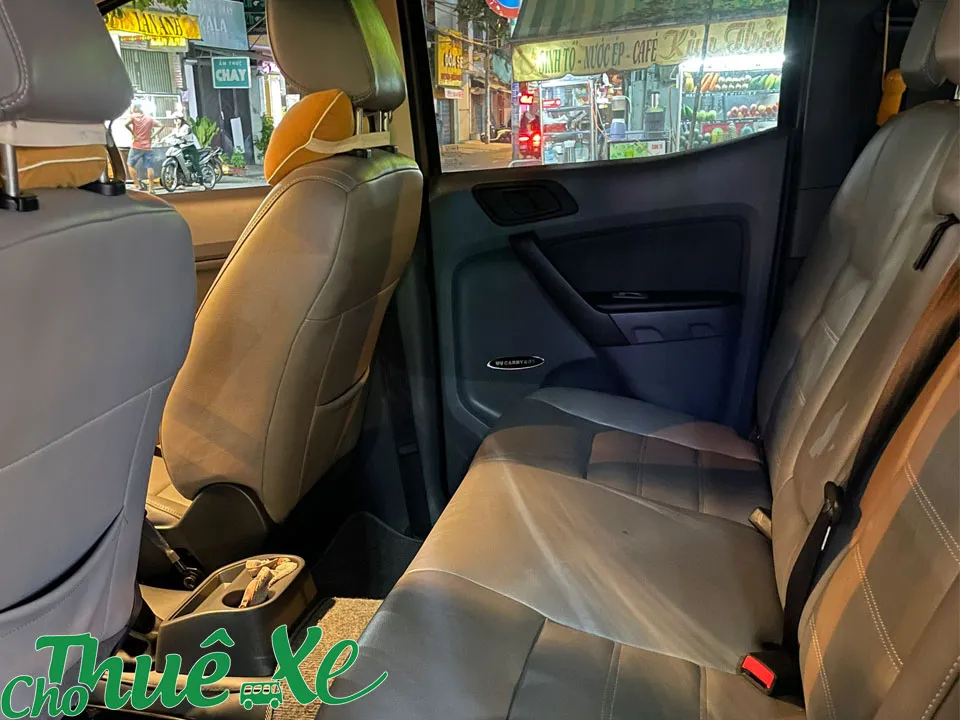 Góc nhìn từ phía sau xe Ford Ranger, phù hợp thuê tự lái để chở hàng