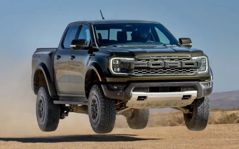 Ford Ranger XLS 4x2 AT cũ phù hợp với nhu cầu gia đình di chuyển trong phố