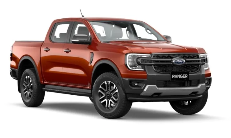 Hình ảnh chiếc Ford Ranger Sport 2026 màu đỏ đô đậu trong showroom với thiết kế mạnh mẽ