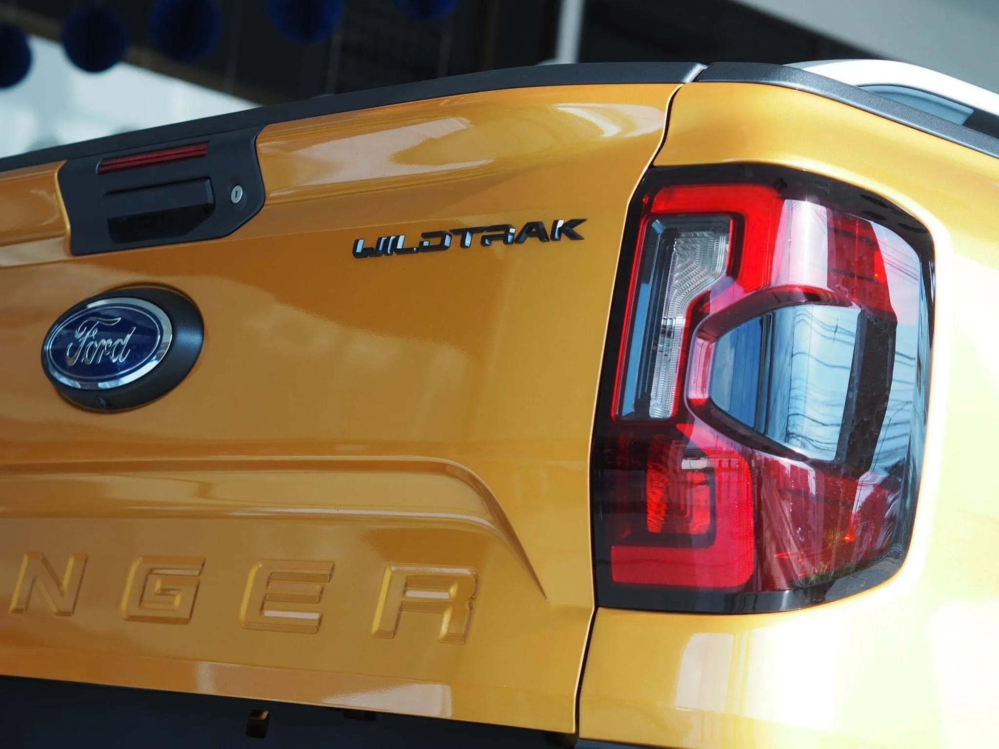 Hình ảnh xe bán tải Ford Ranger Wildtrak 4x4 2023 màu cam góc sau