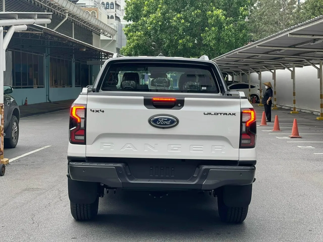 Chi tiết hình ảnh xe bán tải Wildtrak 2.0L 4x4 màu trắng góc nghiêng