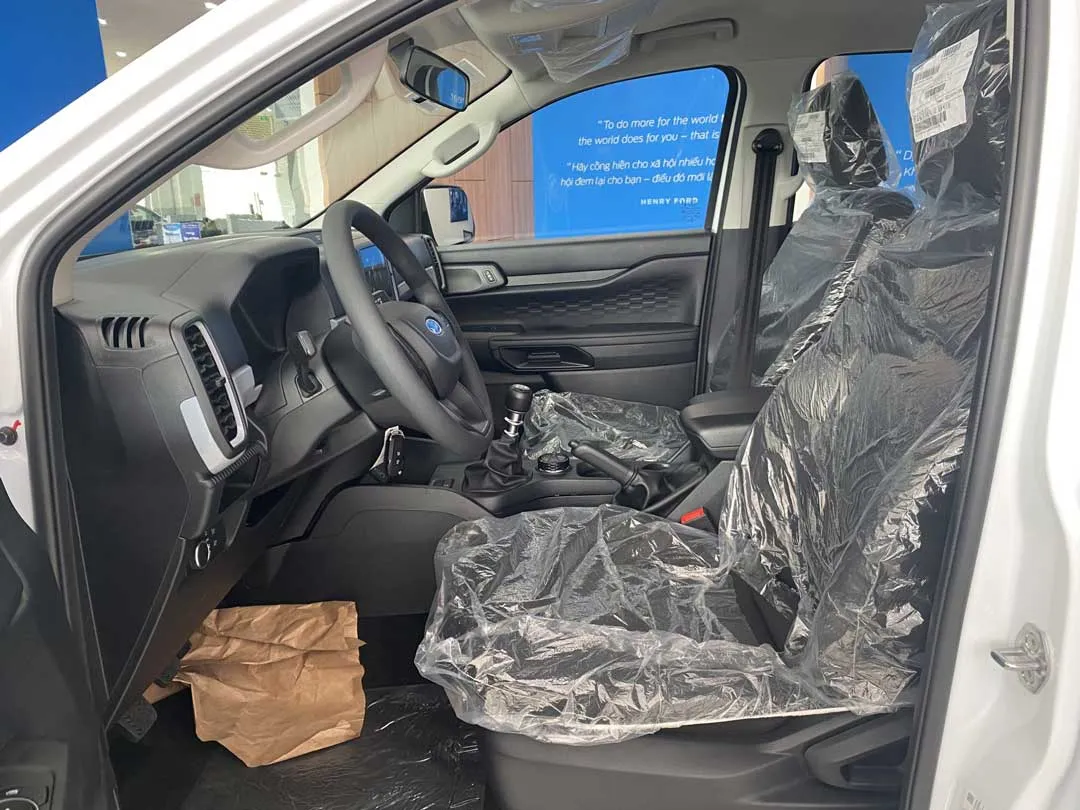Nội thất Ford Ranger XL 4x4 MT 2024- Hàng ghế phía trước