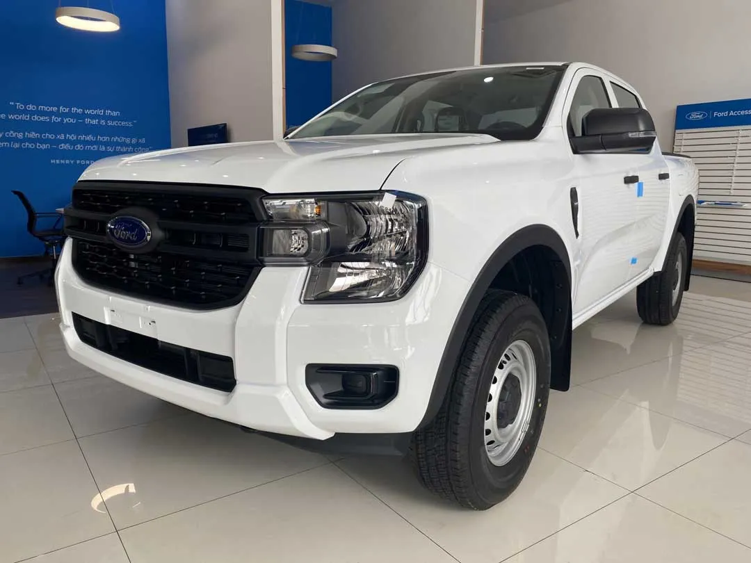 Bán tải Ford Ranger phiên bản 2 cầu số sàn