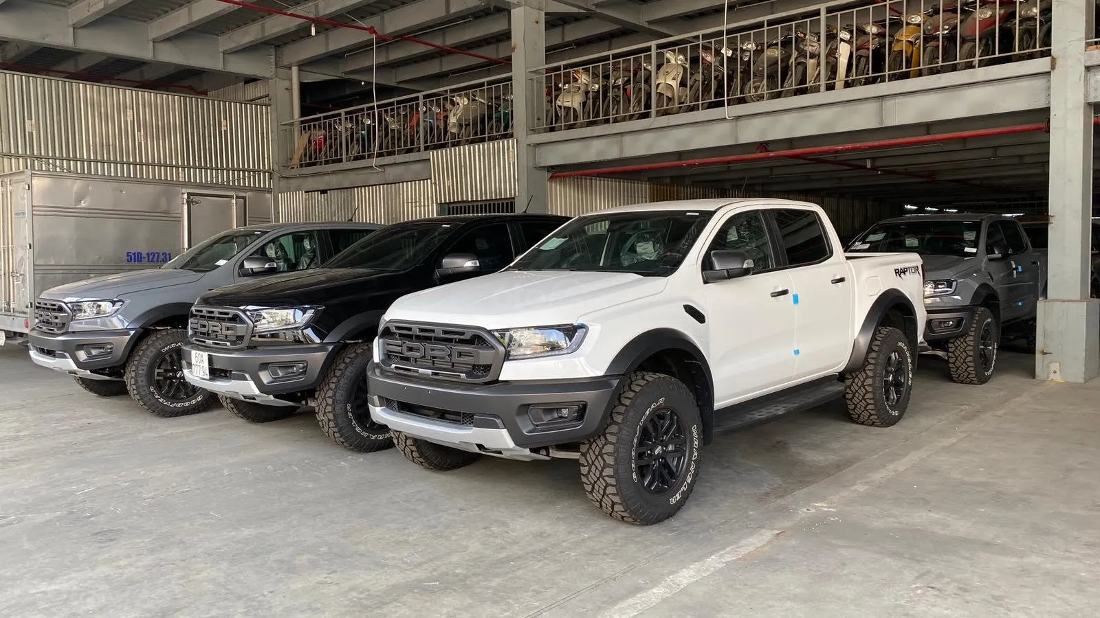 Hình ảnh chi tiết khoang động cơ xe bán tải Ford Raptor 2020 thể hiện sức mạnh kỹ thuật