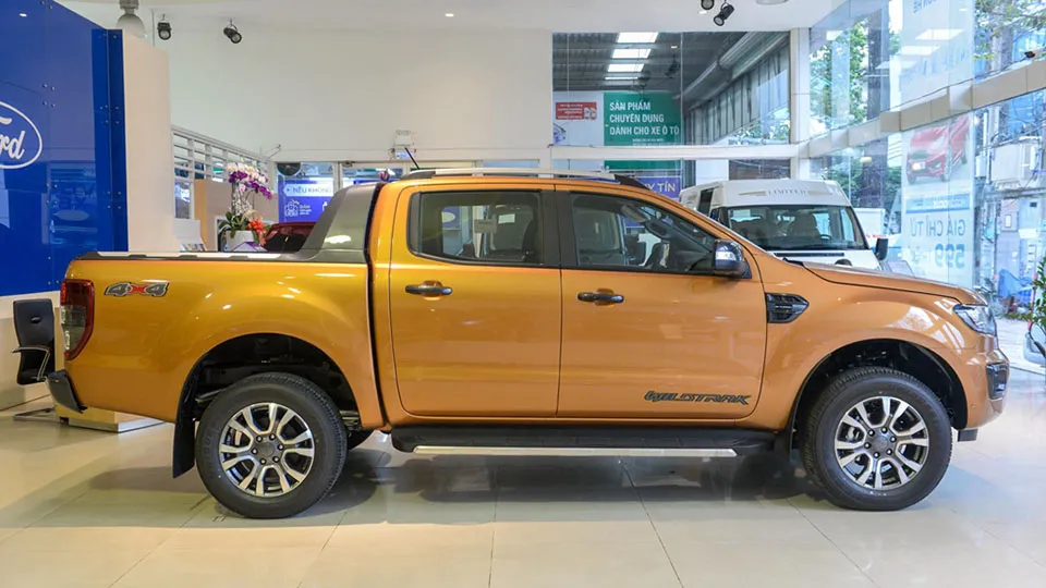 Mẫu xe bán tải Ford Ranger màu trắng đang đỗ, minh họa việc mua xe bán tải Ford Ranger trả góp