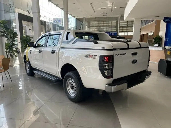 Xe Ford Ranger XL 4x4 màu trắng đang lăn bánh trên đường