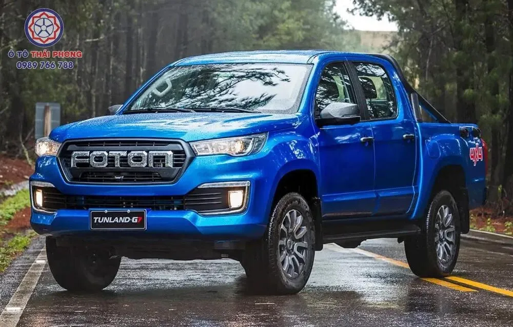 Chiếc xe bán tải Foton Tunland màu trắng đang đỗ ngoài trời