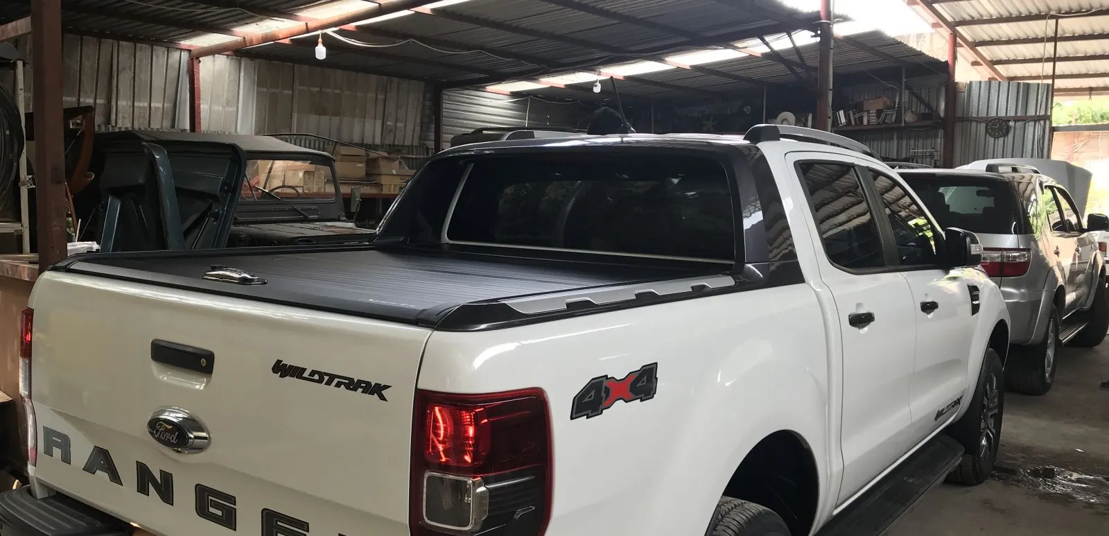 Nắp thùng cuộn dành cho Ford Ranger đang được lắp đặt trên xe