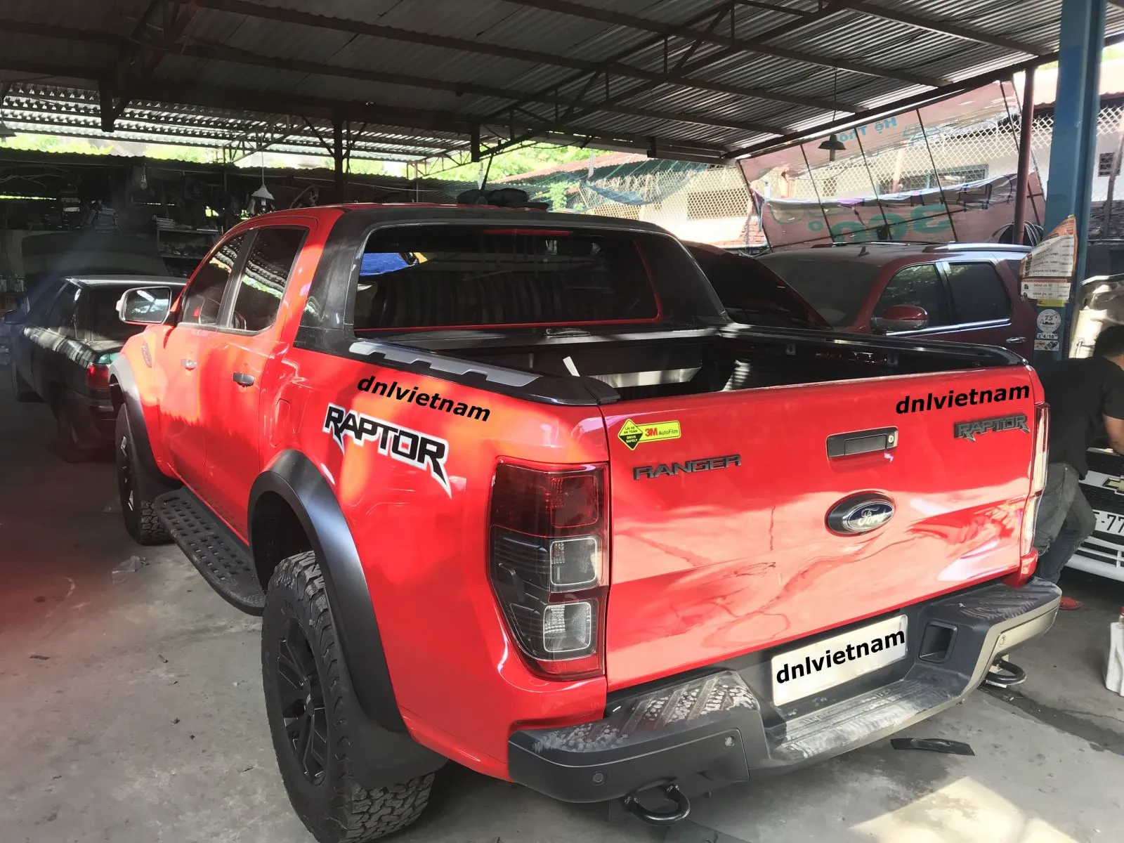 Ford Ranger Raptor 2019 màu xanh đang chạy trên địa hình đồi cát