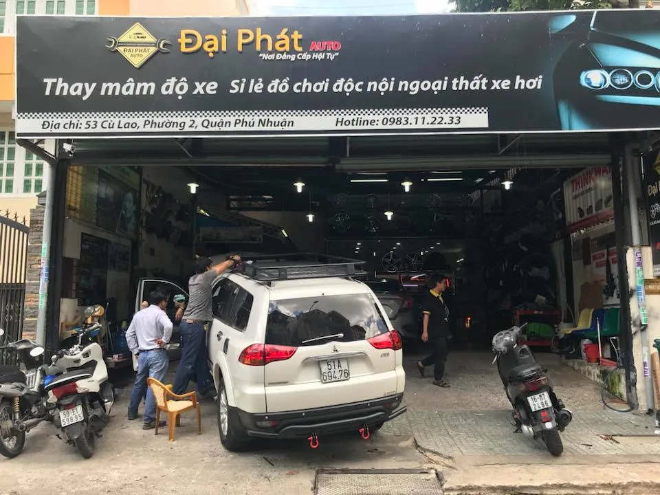 Một góc phòng chờ tiện nghi tại gara ô tô Đại Phát Auto, nơi khách hàng có thể theo dõi quá trình thi công