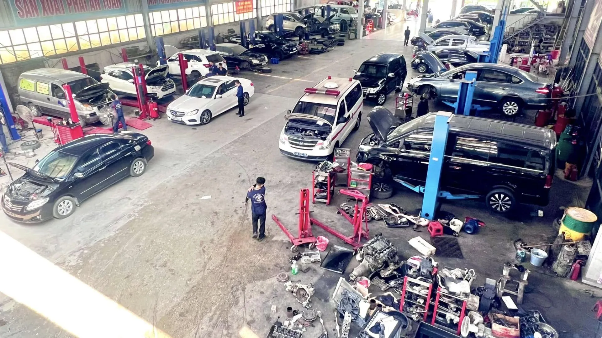 Khu vực sửa chữa và bảo dưỡng động cơ tại gara ô tô hải hà, quy trình chuyên nghiệp