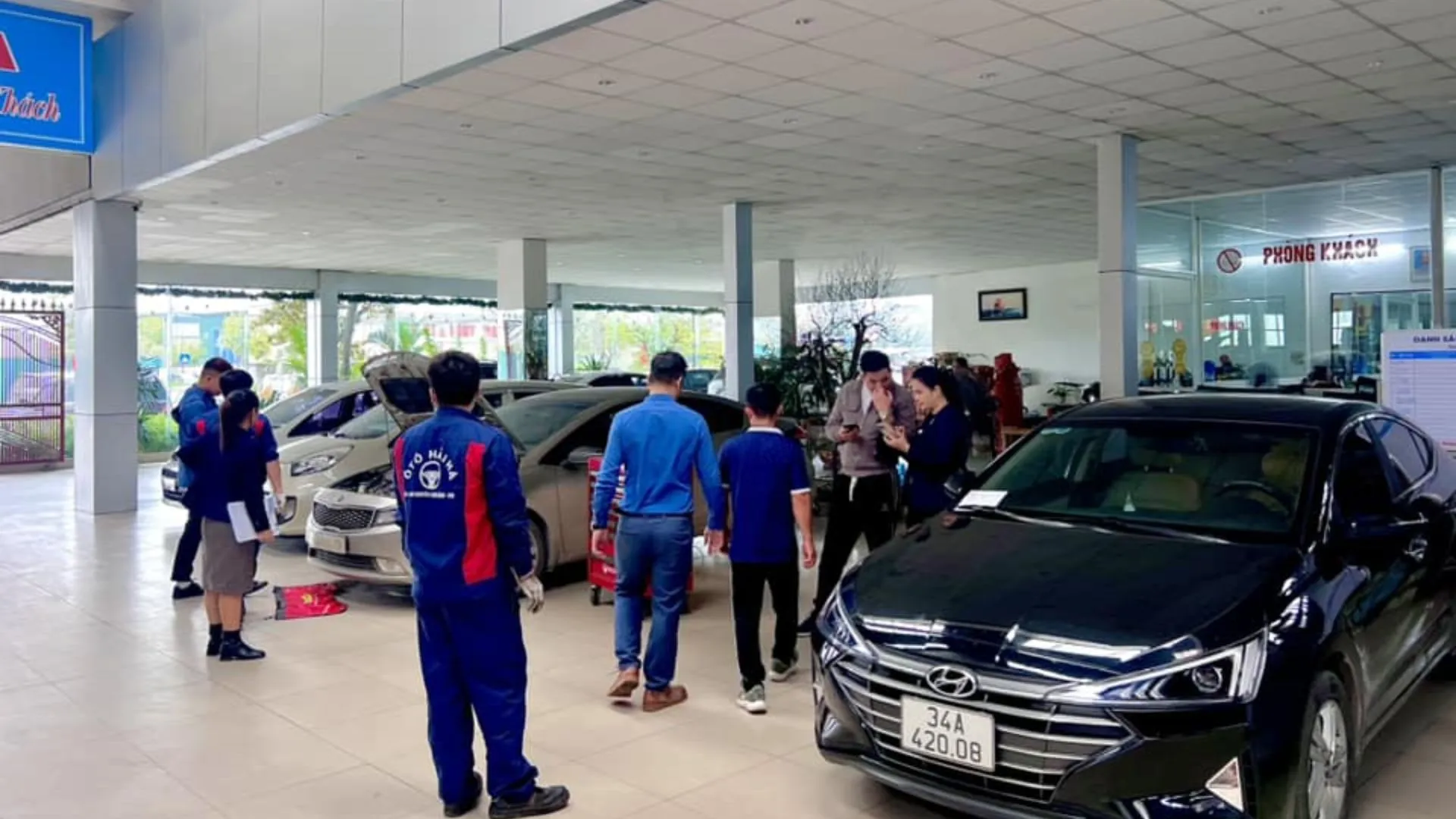 Đội ngũ kỹ thuật viên Gara Ô Tô Hải Hà đang kiểm tra và chẩn đoán lỗi xe ô tô