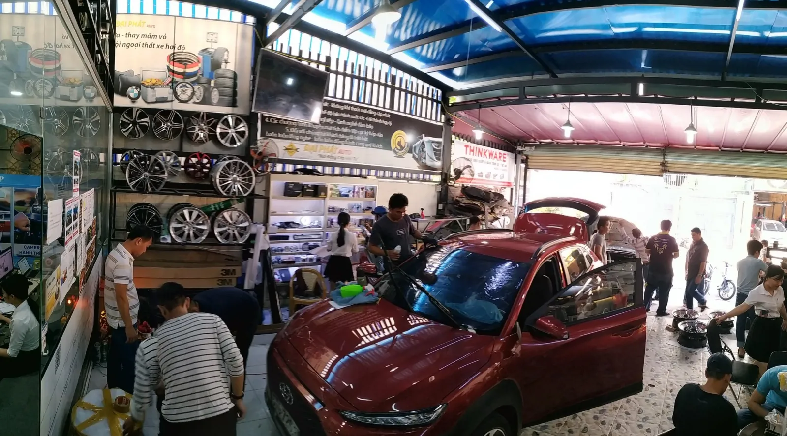 Khu vực bên ngoài của một garage chuyên nghiệp, thể hiện quy mô và độ tin cậy của dịch vụ