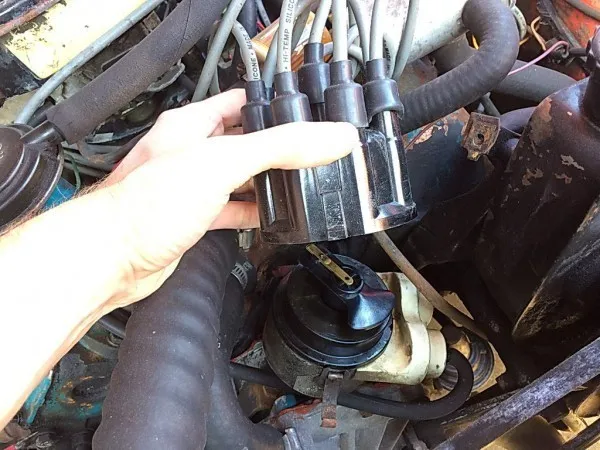 Sự cố đánh tia lửa điện do bugi bẩn hoặc hỏng có thể gây ra hiện tượng garanti không đều trên xe ô tô