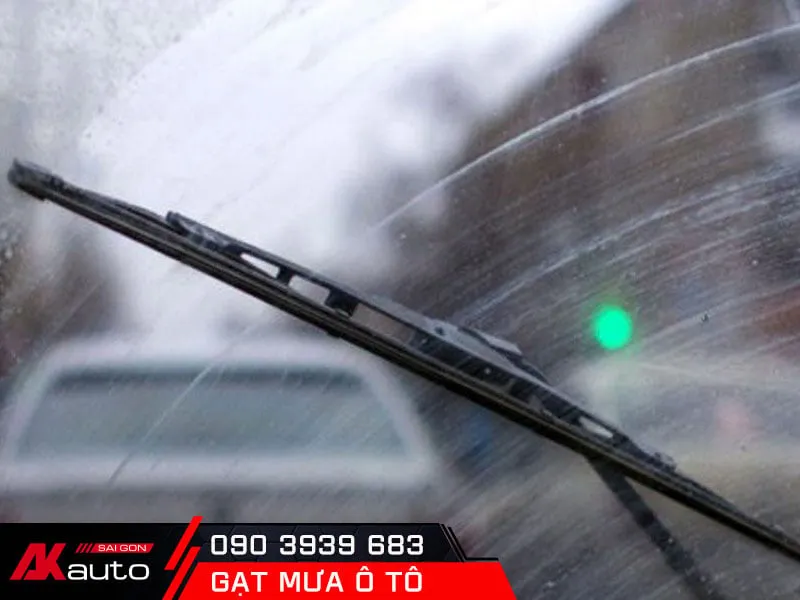 Lưỡi gạt chai cứng làm xước kính lái