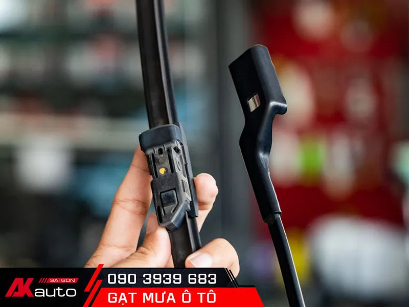 Khung gạt bị gỉ sét, dính nhiều bụi bẩn