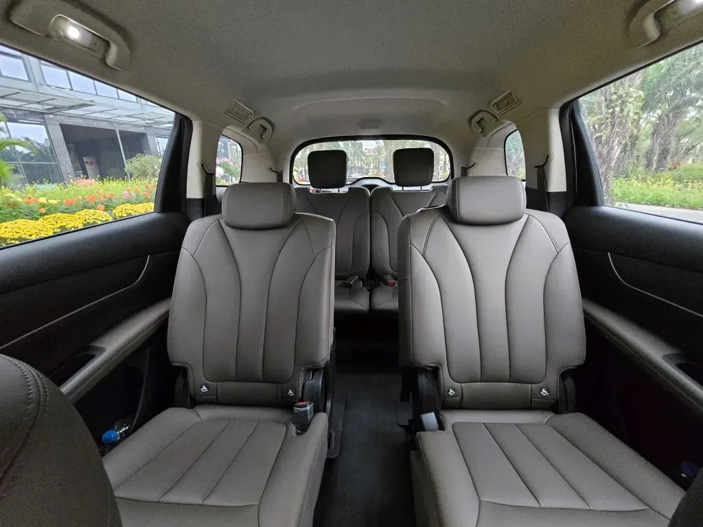 Xe khách Nội Bài Hải Dương với ghế ngồi rộng rãi, thiết kế 7 chỗ chở 5 khách VIP