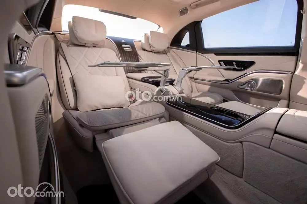 Hàng ghế sau Mercedes Maybach S450.