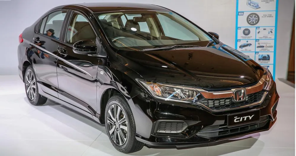 Honda City màu đen chụp từ phía trước ở đại lý