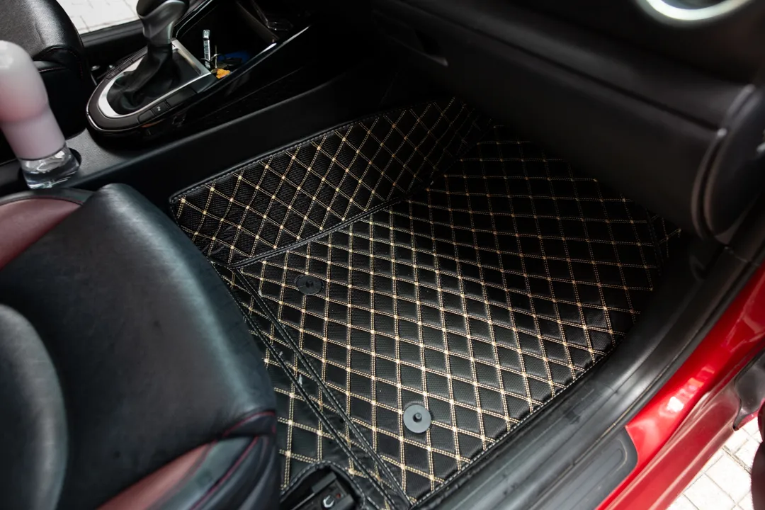 Thực hiện bọc da sàn xe ô tô bằng cách tháo bỏ lớp nỉ nguyên bản