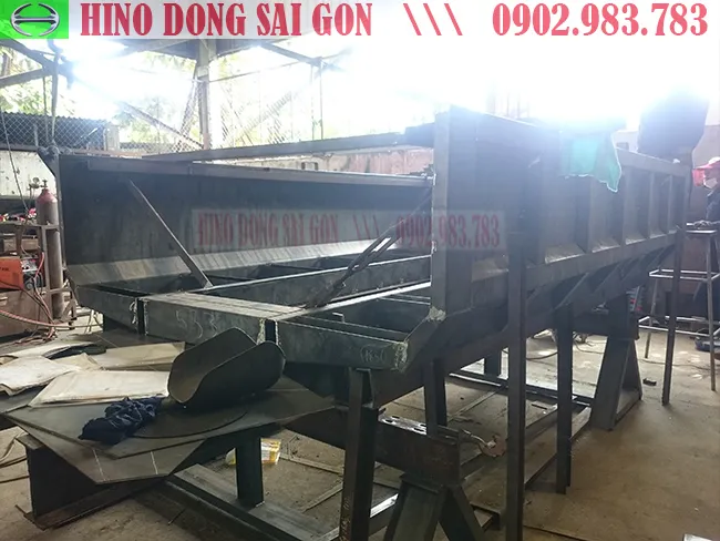 Công đoạn gia công thùng xe ben Hino 500 bằng thép chuyên dụng tại nhà máy