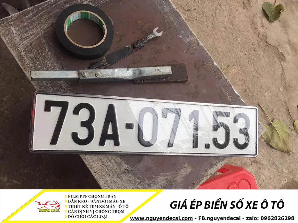 Giá ép biển số xe ô tô