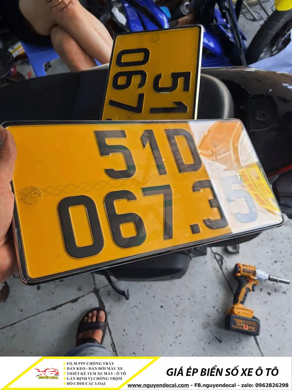 Giá ép biển số xe ô tô