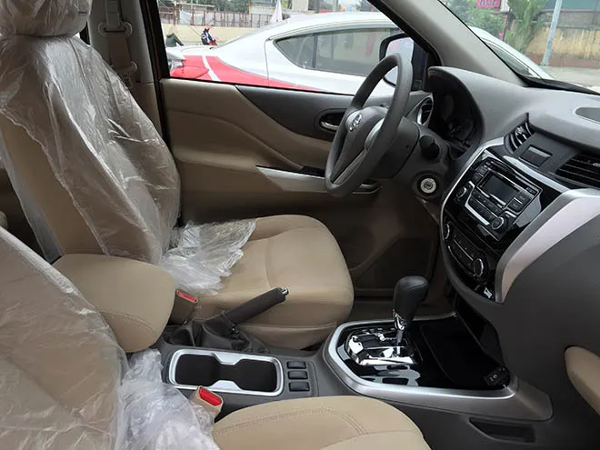 Hình ảnh nội thất sang trọng với ghế không trọng lực và vô lăng đa chức năng của Nissan Navara 2019