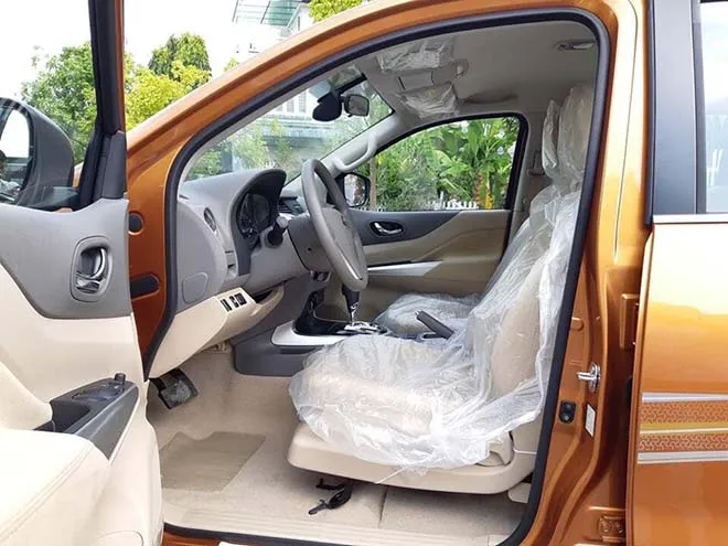 Giao diện bảng điều khiển trung tâm và cần số tự động 7 cấp của xe bán tải Nissan Navara 2019