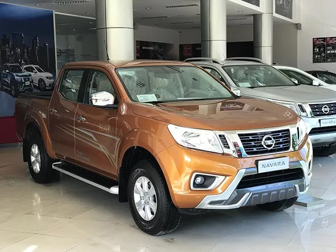 Hình ảnh xe Nissan Navara 2019 ngoại thất chụp từ phía sau góc thấp